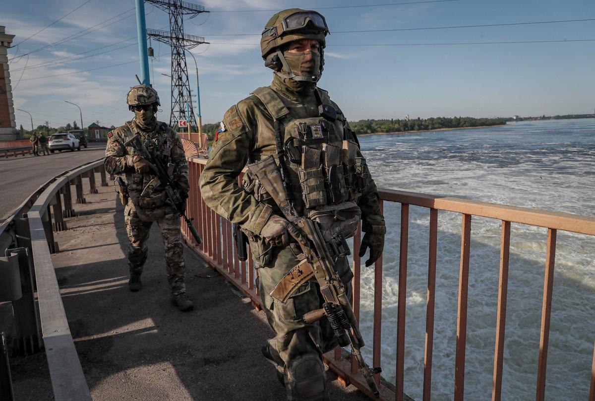 Российские военные у Каховской гидроэлектростанции (ГЭС) на реке Днепр в Каховке. Фото: ЕРА