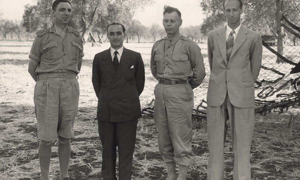 После подписания перемирия в Кассибиле 3 сентября 1943 г. Слева направо: Кеннет Стронг, Джузеппе Кастеллано, Уолтер Беделл Смит и Франко Монтанари. Фото:  Wikimedia Commons , CC0
