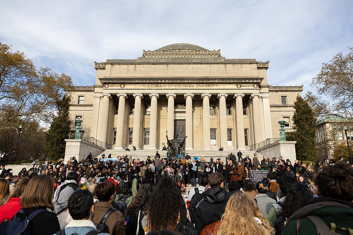 Акция против решения Колумбийского университета приостановить деятельность студенческих групп «Студенты за справедливость в Палестине» и «Еврейский голос за мир». Фото: Shawn Inglima / NY Daily News / Getty Images