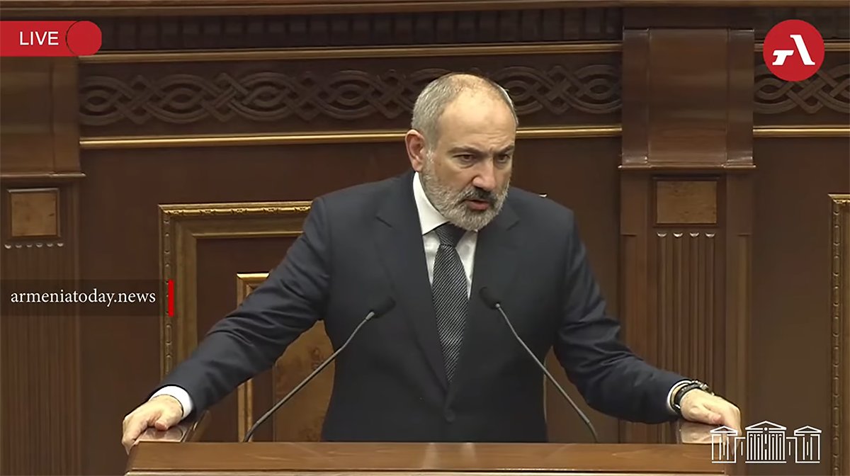 Премьер-министр Армении Никол Пашинян в парламенте Армении рассказывает о задержании Щетинина. Кадр из видео