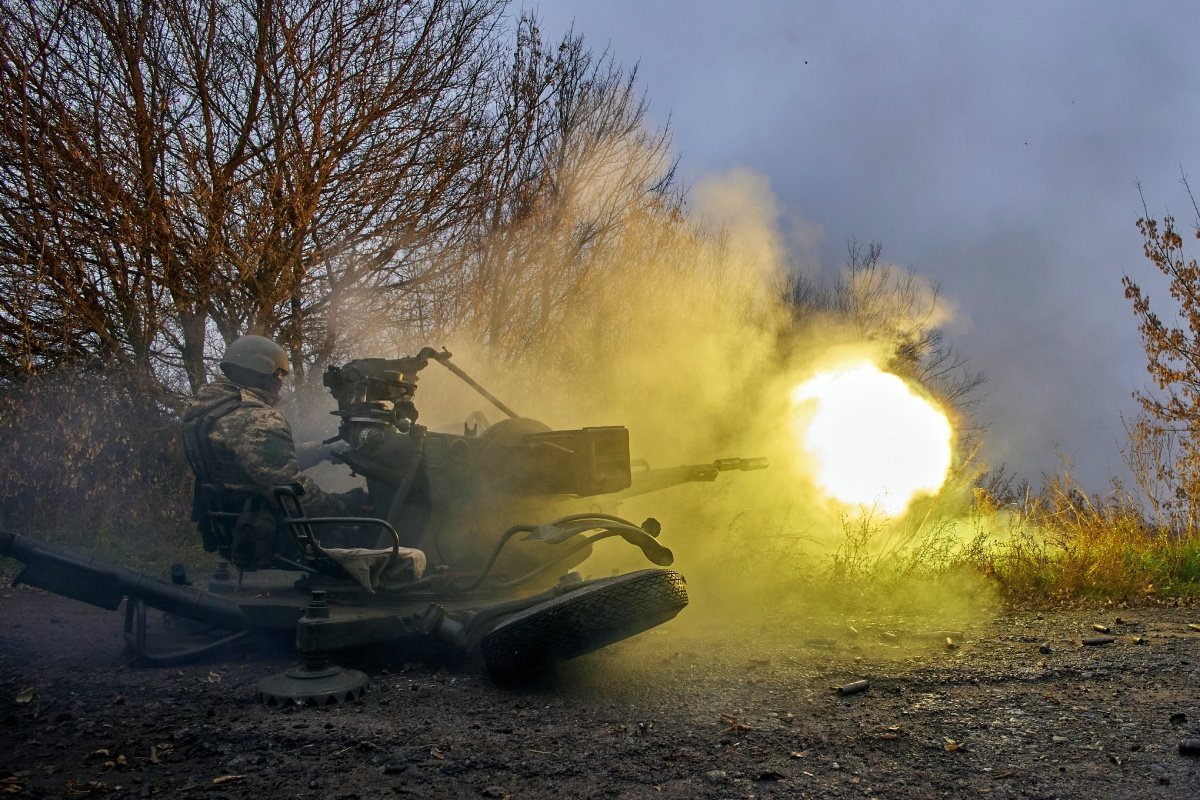 Военнослужащий Национальной гвардии Украины стреляет из зенитной установки на позиции недалеко от Харькова, 11 ноября 2022 года. Фото: Сергей Козлов / EPA-EFE