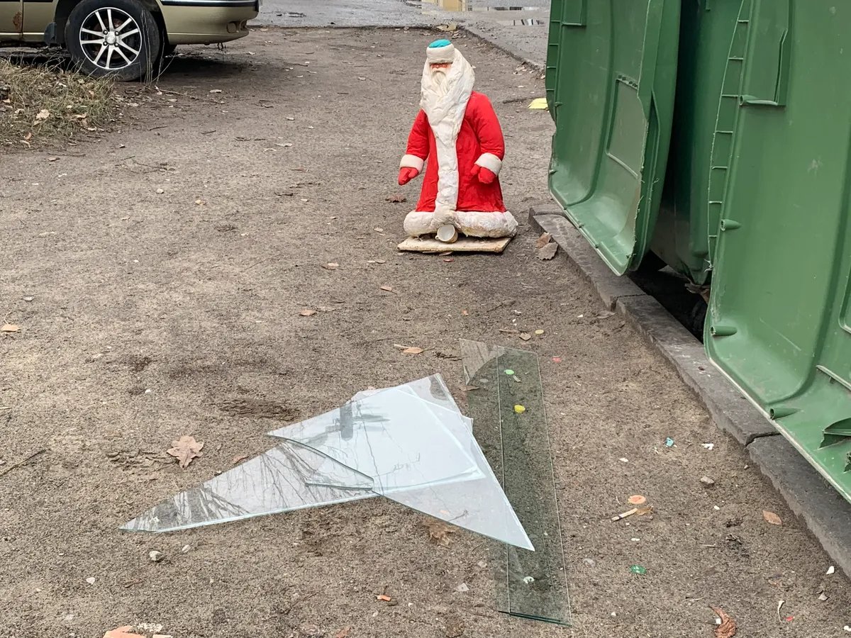 A Father Christmas figurine near a trashcan. Photo: Olga Musafirova, exclusively for Novaya Gazeta Europe