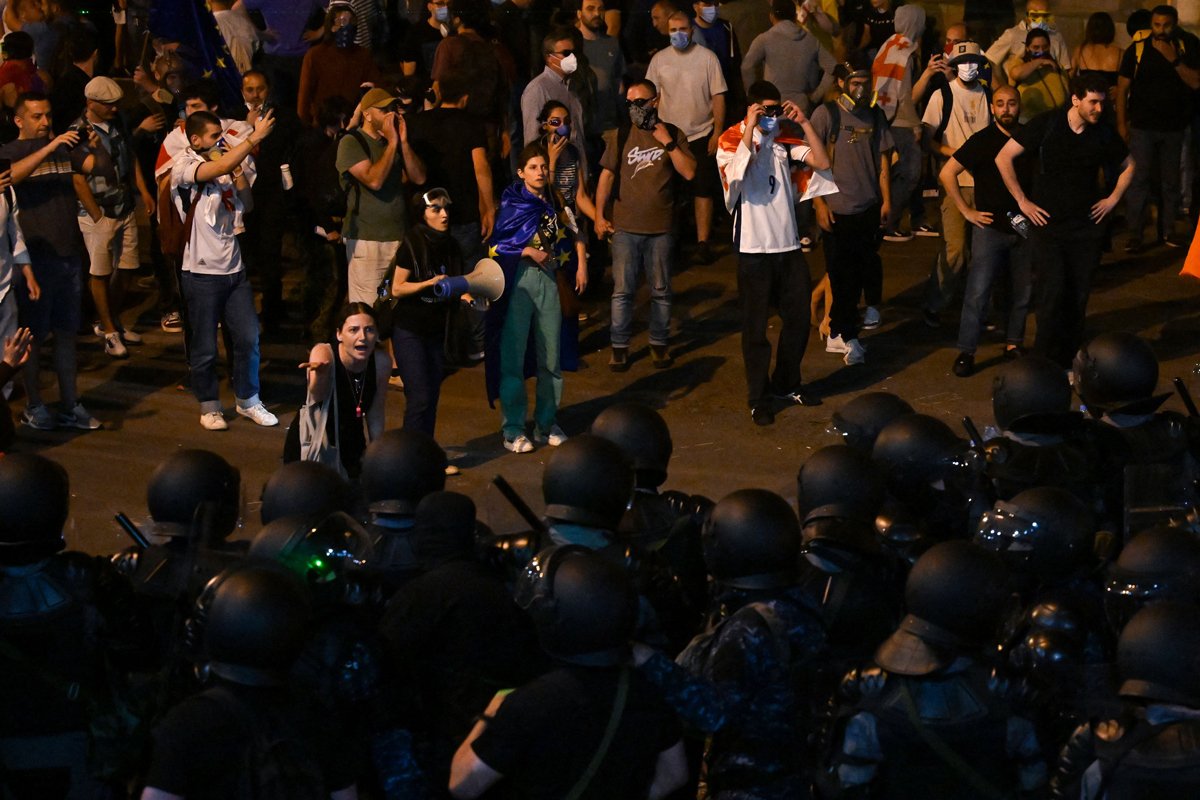Участники митинга сталкиваются с сотрудниками полиции во время акции против законопроекта об «иностранных агентах» в Тбилиси, Грузия, 30 апреля 2024 года. Фото: Vano Shlamov / AFP / Scanpix / LETA