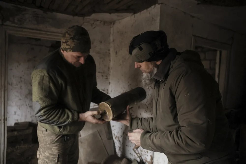 Ukrainian servicemen load a howitzer near Chasiv Yar. Photo: 24th Mechanised Brigade / EPA-EFE