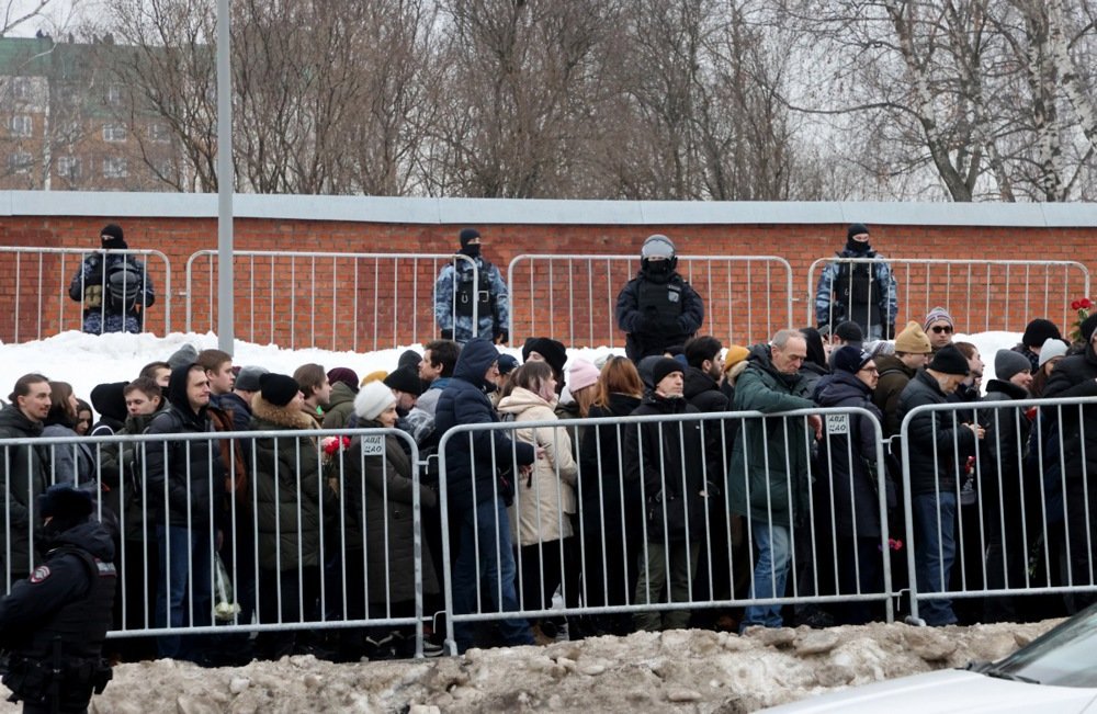 Russians gather to pay their respects to Alexey Navalny amid a heavy police presence, 1 March 2024. Photo: EPA-EFE/SERGEI ILNITSKY