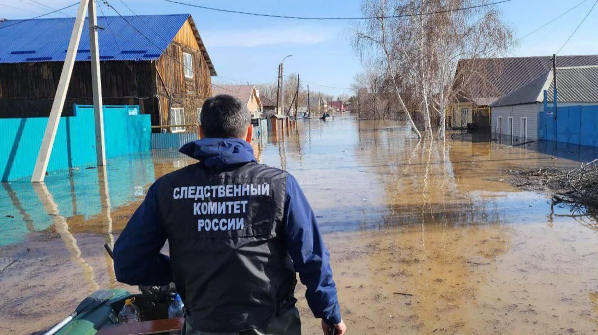 An agent of Russia’s Investigative Committee on the scene in Orsk. Photo: Telegram / ural56ru