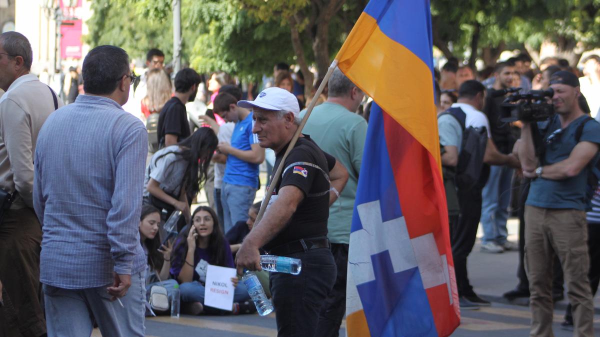 Голоса разъяренных улиц . Главное требование протестов в Ереване — прием беженцев из Карабаха. Однако эвакуации этих беженцев пока не хотят ни Азербайджан, ни Россия, ни сама Армения. Репортаж «Новой-Европа»