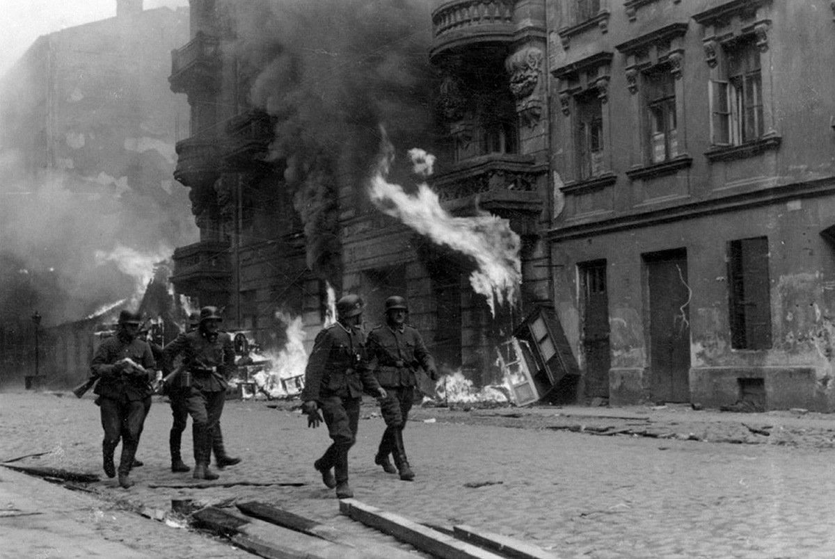 Фотография патруля эсэсовцев во время восстания в Варшавском гетто, около 1943 года. Фото: Universal History Archive / Universal Images Group / Getty Images