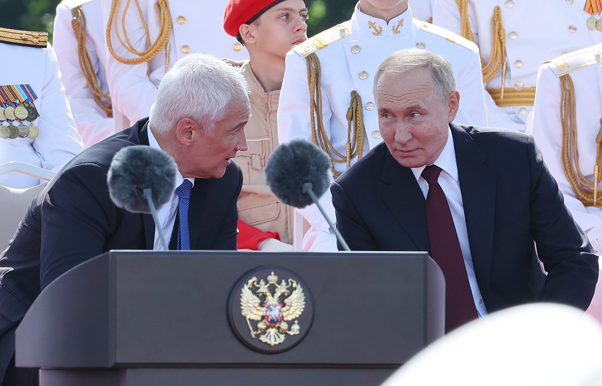 Vladimir Putin dhe Andrei Belousov marrin pjesë në paradën vjetore për nder të Ditës së Marinës në Shën Petersburg, Rusi, 28 korrik 2024. Foto: Sergey Sevostyanov / Kremlin Pool / EPA-EFE