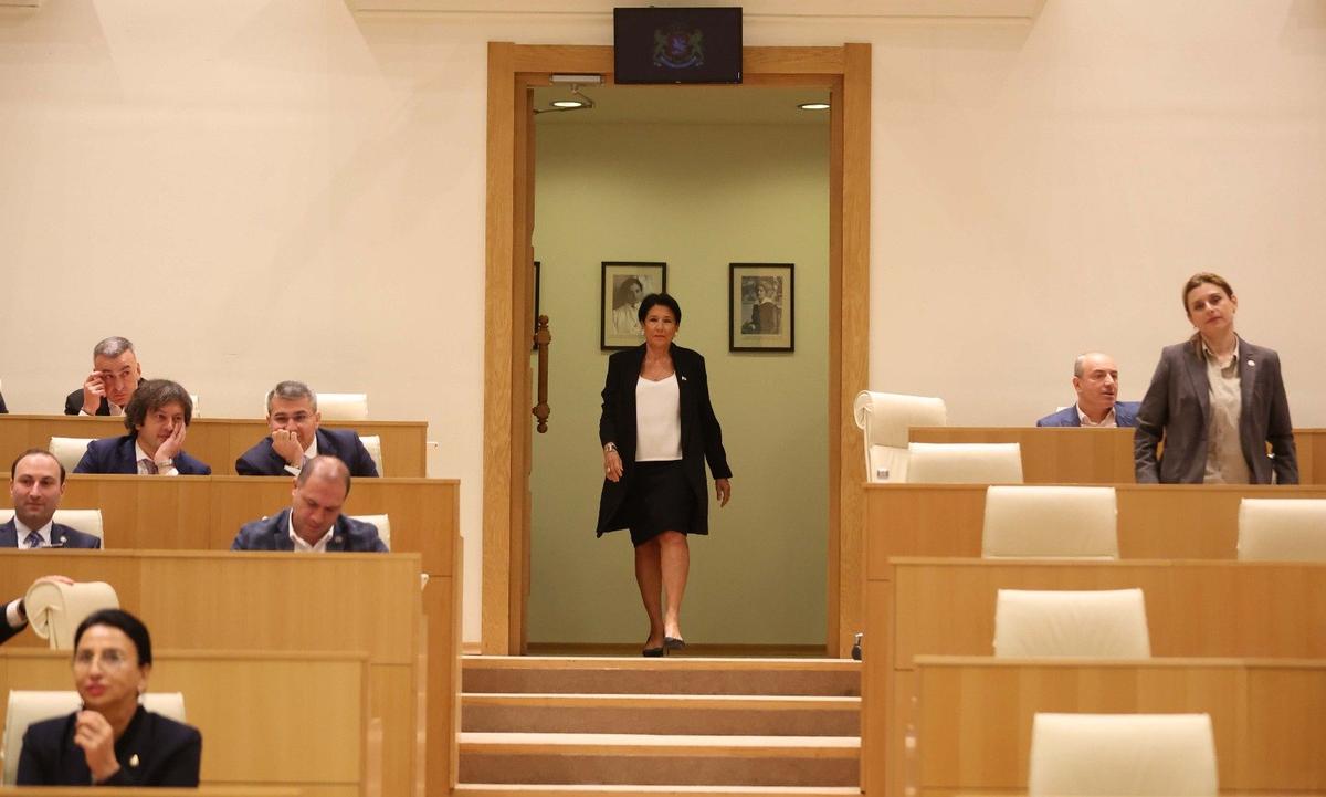 Саломе Зурабишвили входит в зал парламента в день объявления импичмента. Фото: Администрация президента Грузии