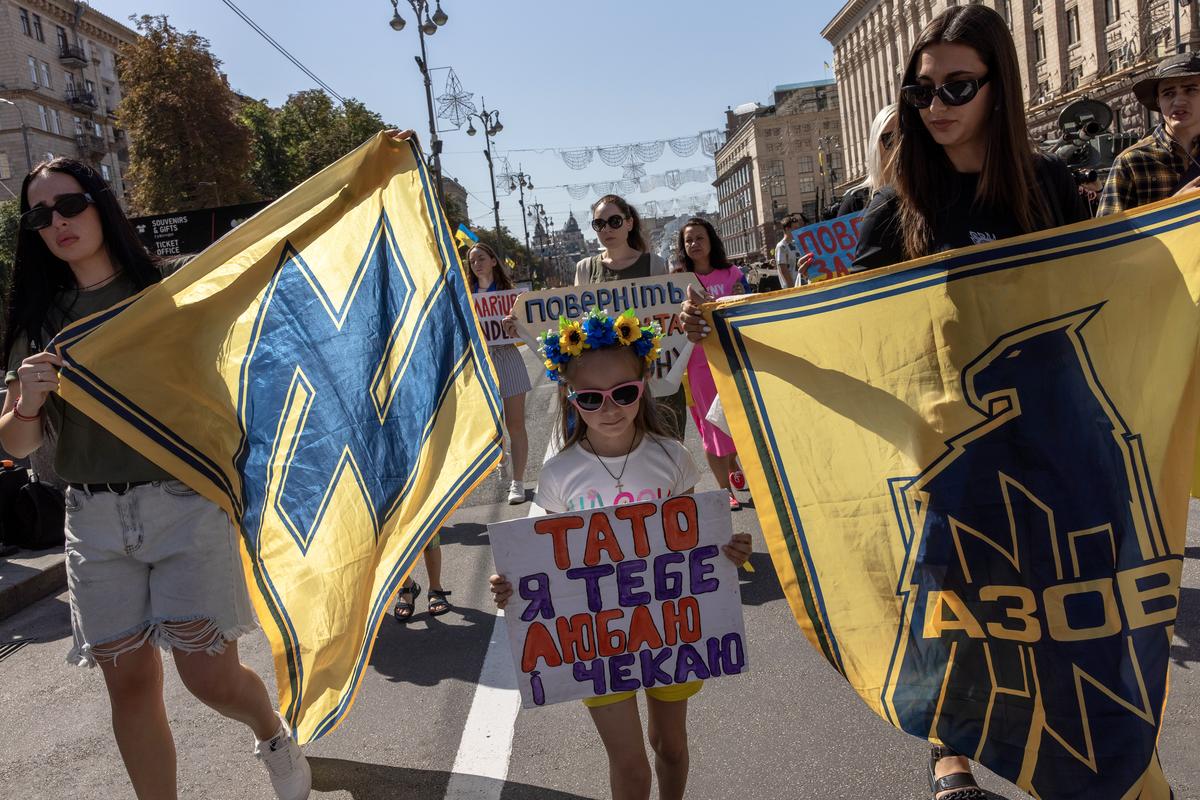 Родственники военнопленных защитников «Азовстали» проходят с плакатами. Киев, 24 августа 2022 года. Фото: EPA-EFE/ROMAN PILIPEY