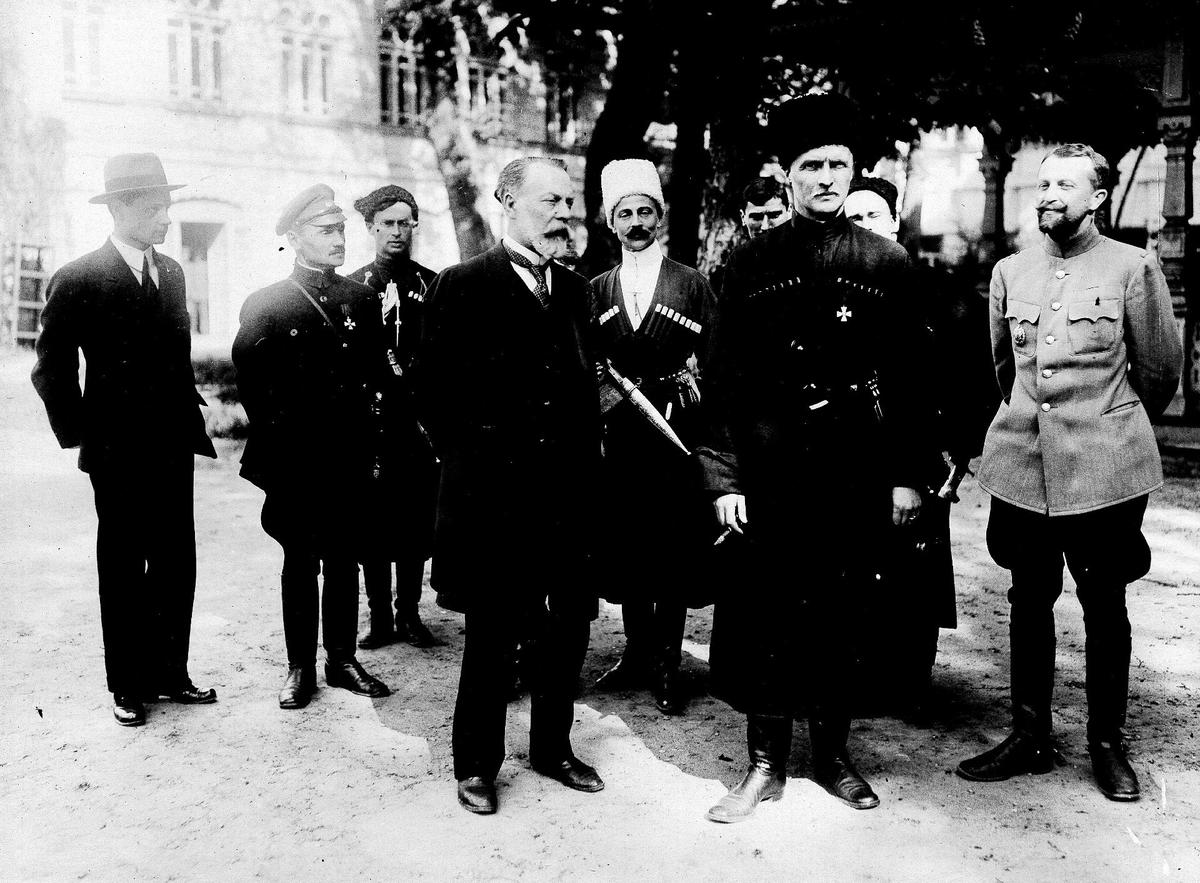 Гетман всея Украины с 29 апреля по 14 декабря 1918 года Павел Скоропадский (второй справа) в Германии, 1918 год. Фото: ullstein bild / ullstein bild / Getty Images