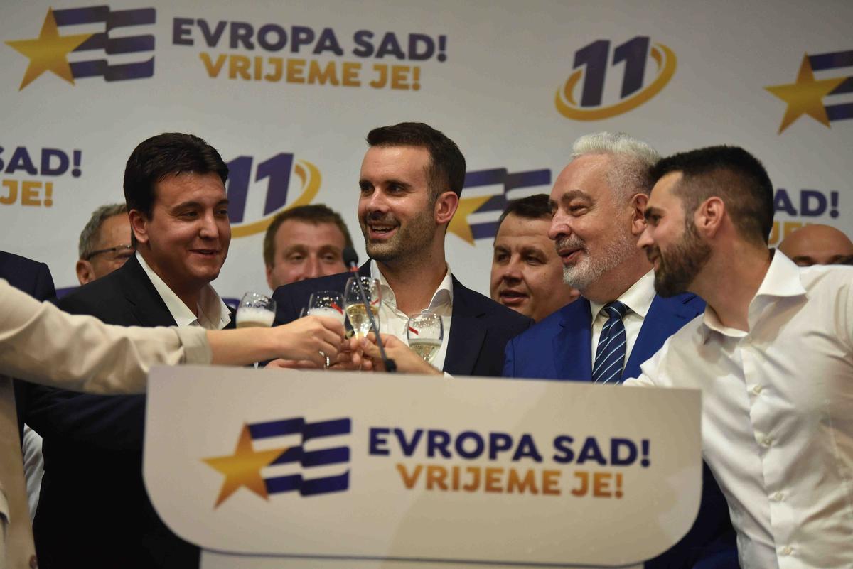 Председатель партии «Европа сейчас» Милойко Спайич (в центре) празднует первые результаты парламентских выборов в Подгорице, Черногория, 11 июня 2023 года. Фото: EPA-EFE/BORIS PEJOVIC
