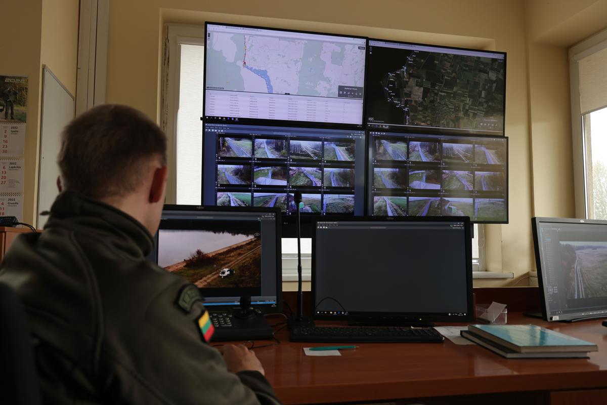 Литовский пограничник следит за видеозаписью с камер, установленных вдоль границы с Калининградской областью, 28 октября 2022. Фото: Sean Gallup / Getty Images