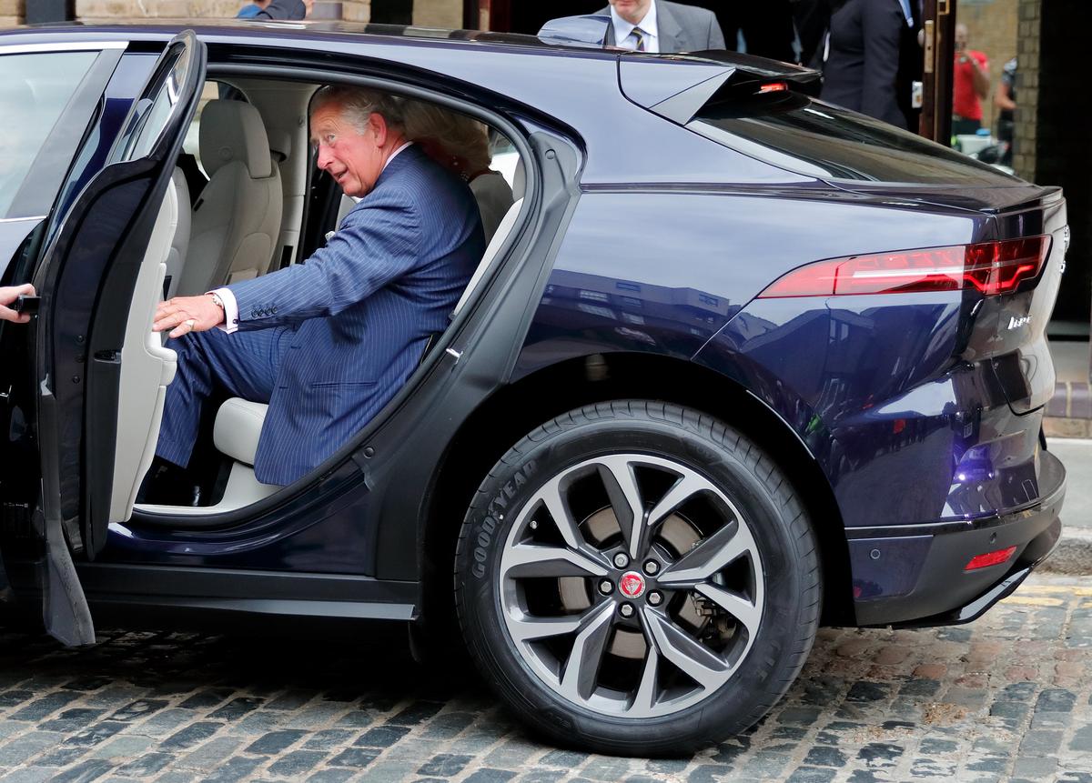 Принц Уэльский Чарльз садится в свой полностью электрический автомобиль Jaguar I-PACE. Фото: Max Mumby/Indigo/Getty Images
