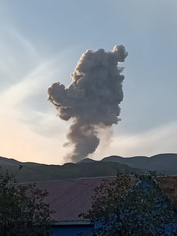 Фото: пепловый выброс на вулкане Эбеко/МЧС по Сахалинской области