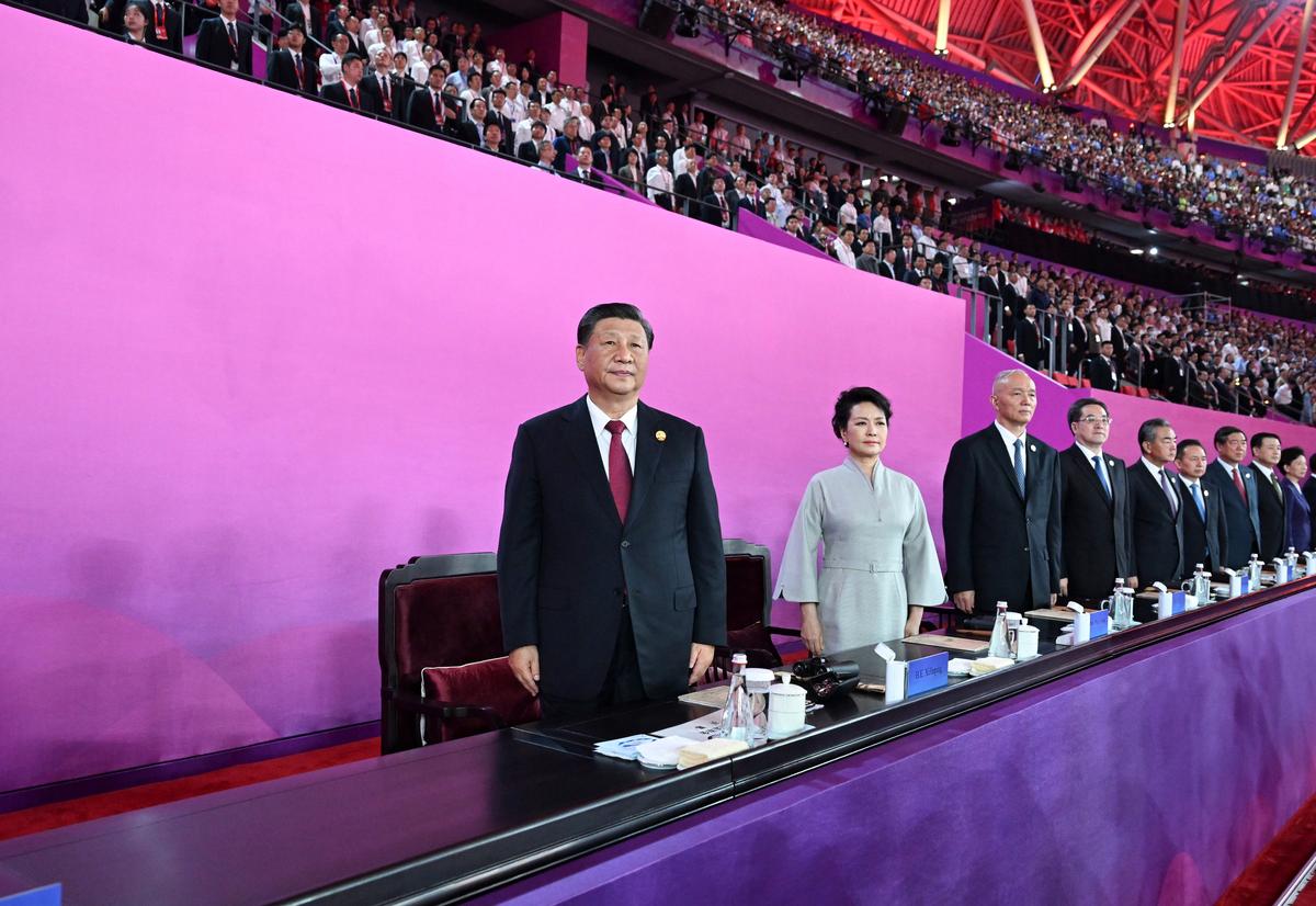Си Цзиньпин (слева) на церемонии открытия 19-х Азиатских игр в Ханчжоу, Китай, 23 сентября 2023 г. Фото: EPA-EFE/XINHUA / Xie Huanchi