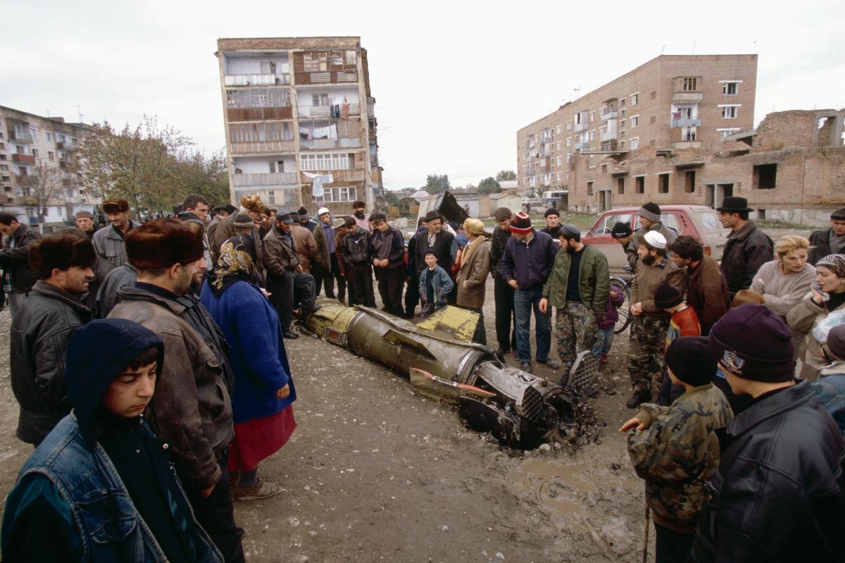 Ракета, сброшенная российской армией в пригород Грозного, 1999 год. Фото: Antoine GYORI / Sygma / Getty Images