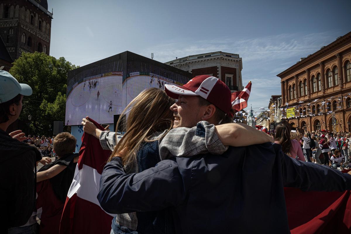 Жители Латвии болеют за свою команду в фан-зоне в центре Риги. Фото: Влад Докшин/«Новая газета Европа»