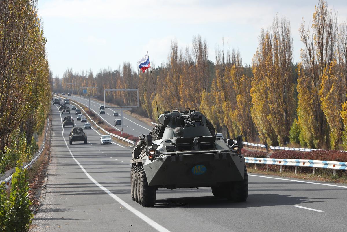 A Russian peacekeeping convoy on its way through Armenia to Nagorno-Karabakh, 13 November 2020. Photo: EPA-EFE / HAYK BAGHDASARYAN /PHOTOLURE