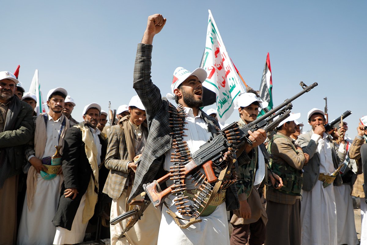 Новобранцы народной армии Хути маршируют во время парада в провинции Амран, Йемен, 20 декабря 2023 года. Фото: Osamah Yahya / EPA-EFE