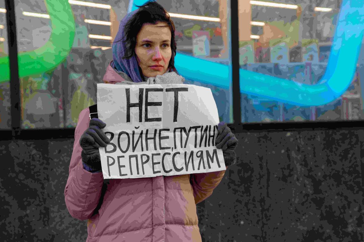 Участница антивоенной акции в Москве, февраль 2022 года. Фото: Daniil Danchenko / NurPhoto / Getty Images