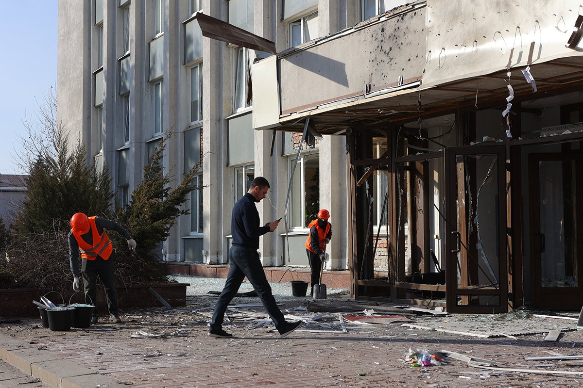 Работа коммунальных служб на территории администрации Белгорода после атаки украинского беспилотника 12 марта 
 Фото: Emil Leegunov / Anadolu / Vida Press