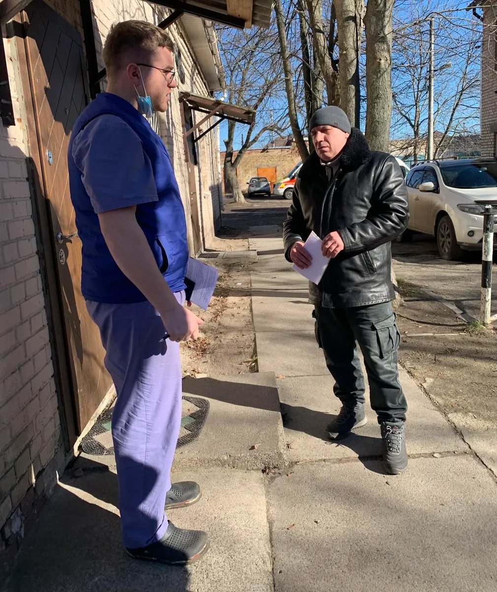 Serhiy Lyakhovich explains to a brother of a missing person what he should do. Photo: Olga Musafirova, exclusively for Novaya Gazeta Europe