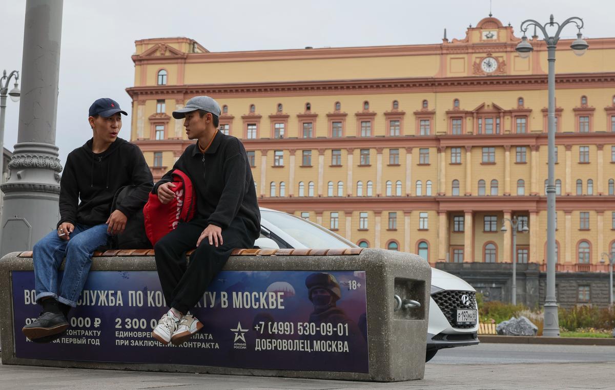 Men sit in front of the headquarters of the Federal Security Service (FSB) on Lubyanka Square in Moscow, Russia, 27 September 2024. Photo: EPA-EFE / MAXIM SHIPENKOV