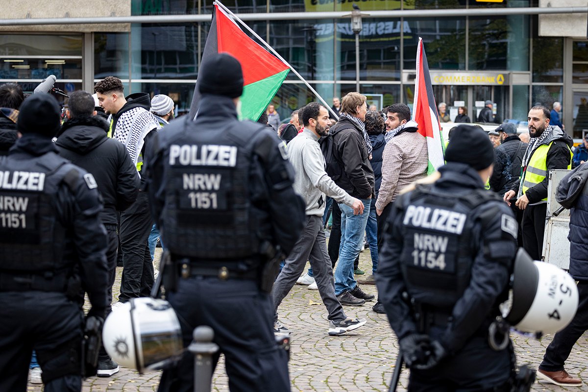 Сотрудники полиции сопровождают демонстрацию под лозунгом «Остановить войну Израиля на уничтожение», Вупперталь, Германия. Фото: Christoph Reichwein / picture alliance / Getty Images