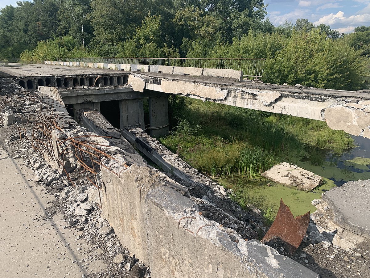 По этим остаткам «дороги жизни» убегало от обстрелов население Поповки