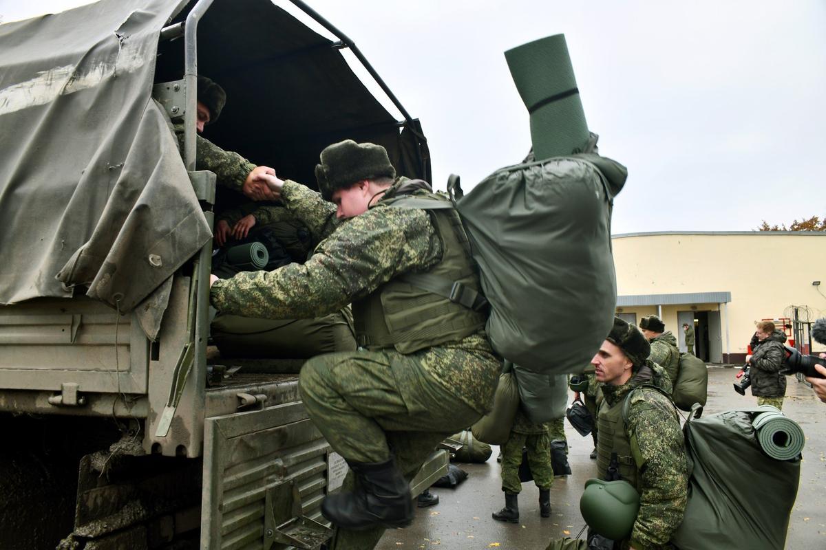 Conscripted citizens get into a military vehicle as part of the mobilization as military training continues within the scope of mobilisation in Rostov, Russia. Photo: Arkady Budnitsky / Anadolu Agency / Getty Images