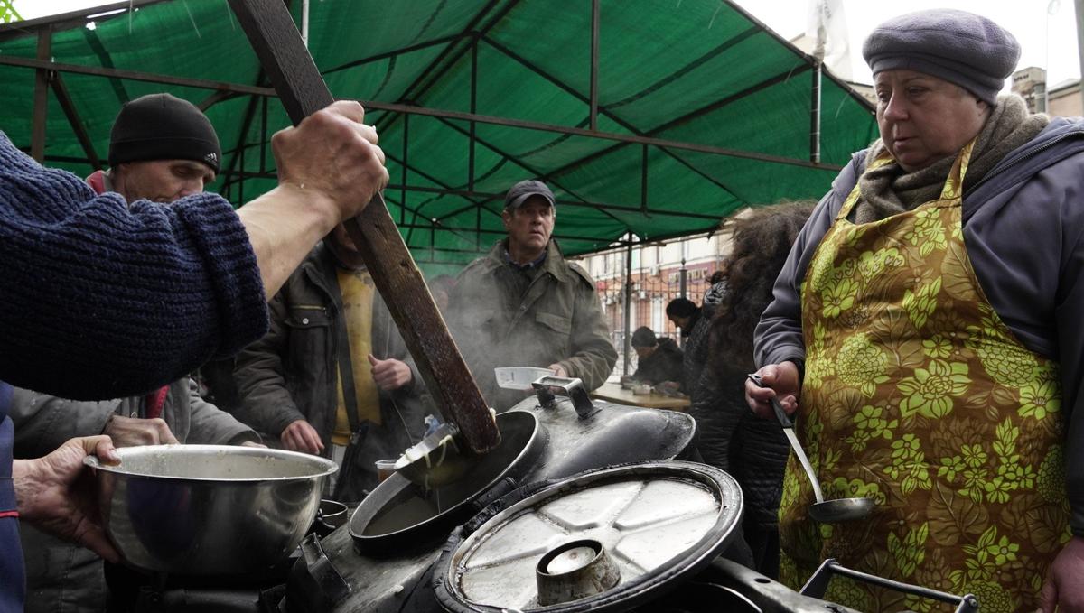 Раздача обедов в Мариуполе. Фото: Stringer / Anadolu Agency / Getty Images