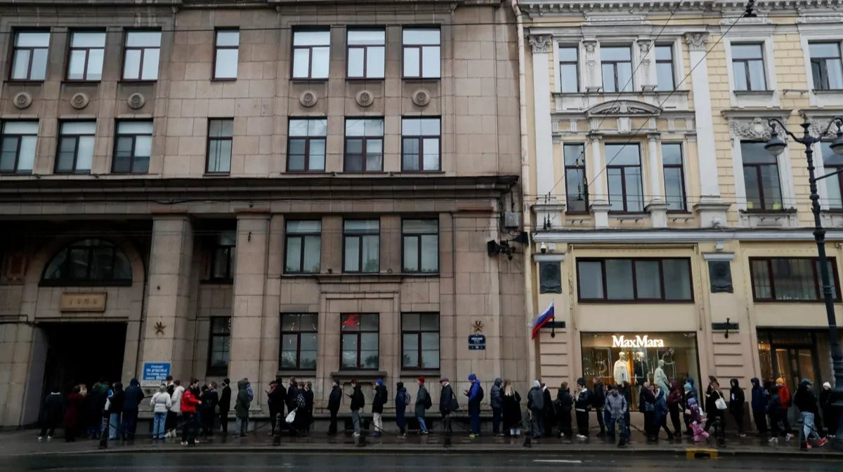 People queue up to vote at noon in St. Petersburg, 17 March 2024. Photo: Anatoly Maltsev / EPA-EFE