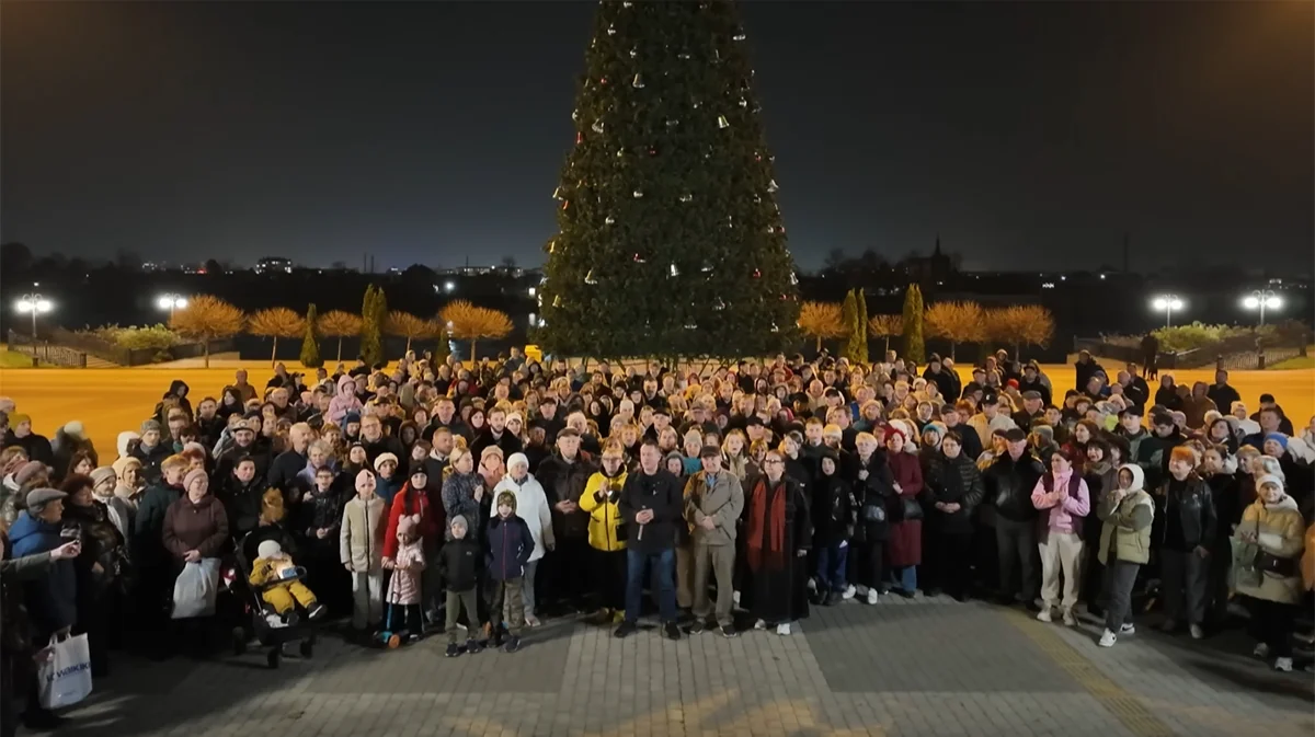 Драка на фоне храма