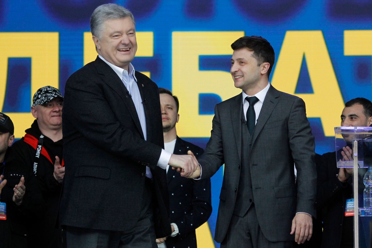 Kandidatët presidencialë Petro Poroshenko (majtas) dhe Vladimir Zelensky (djathtas) shtrëngojnë duart gjatë një debati në Kiev, Ukrainë, 19 prill 2019. Foto: Sergey Dolzhenko / EPA-EFE