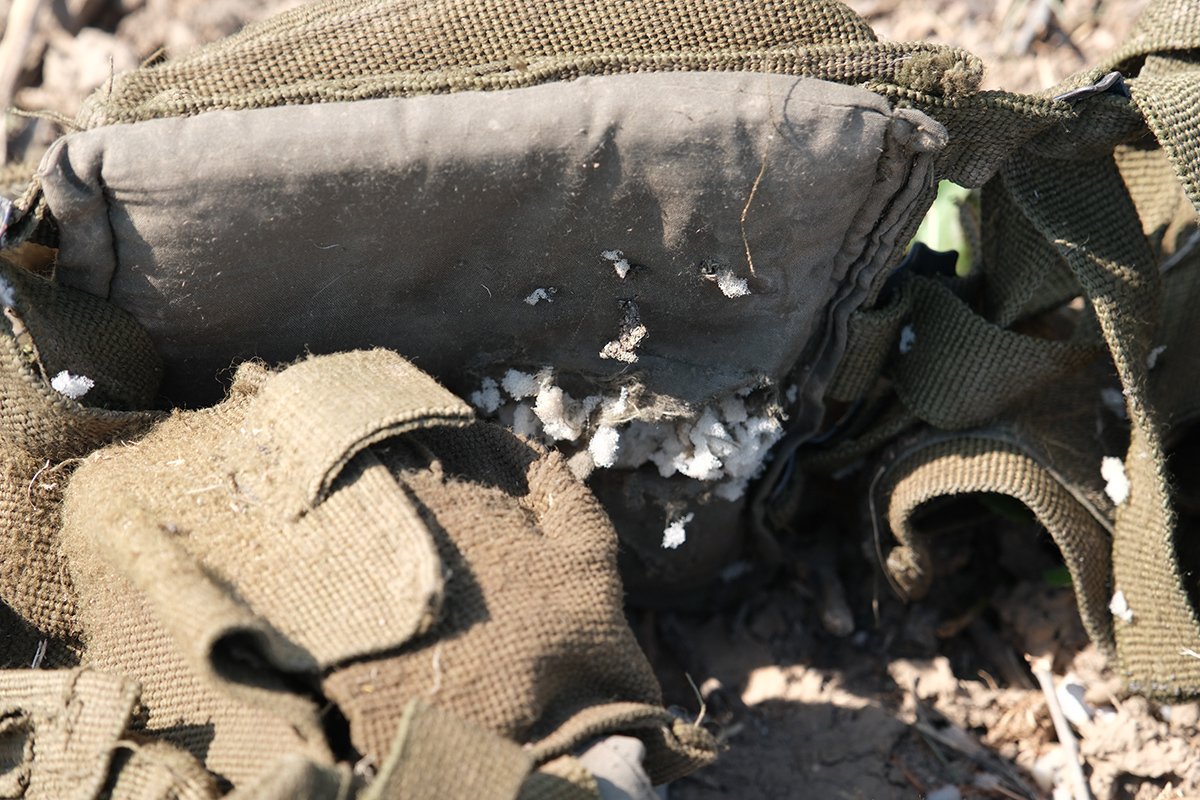 Первая линия под Бахмутом. Простреленный российский бронежилет. Фото: Йенс Альструп