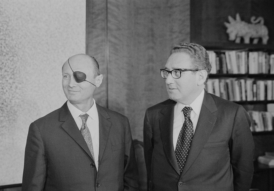 Ministri izraelit i Mbrojtjes Moshe Dayan takohet me Sekretarin e Përgjithshëm Kissinger, 4 janar 1974. Foto: Koleksioni fotografik i revistës US News & World Report (Biblioteka e Kongresit)