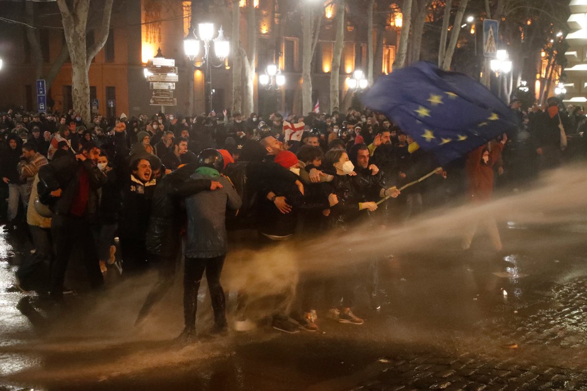Полиция использует водомет для разгона демонстрантов во время акции протеста против принятия «Закона об иностранных агентах», Тбилиси, Грузия, 7 марта 2023 года. Фото: Зураб Курцикидзе / EPA-EFE