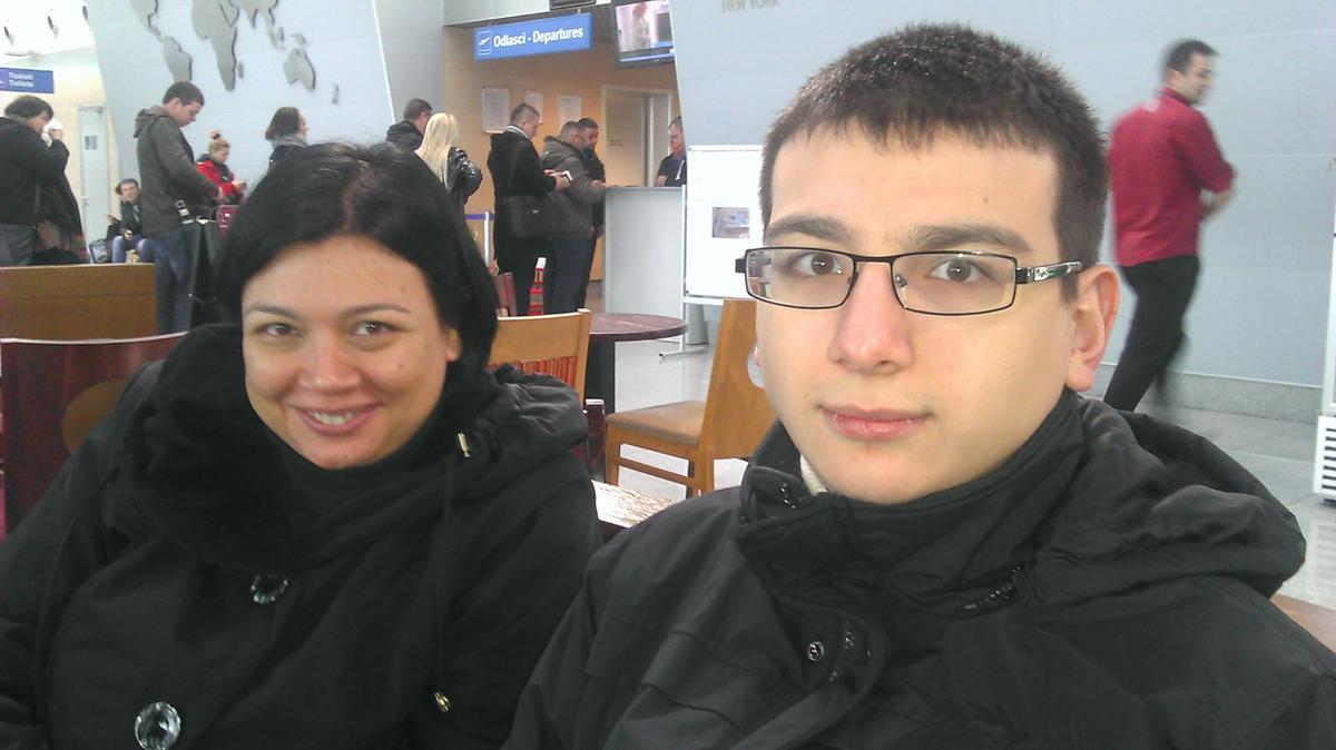 Астик с мамой в аэропорту Подгорицы. Фото из архива семьи Натальи Ищенко