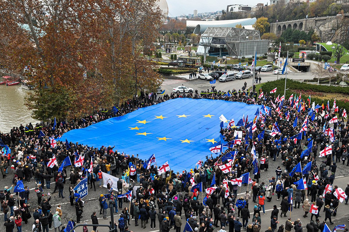 Самый большой европейский флаг на проевропейского митинге в Тбилиси. Демонстранты требуют вступления в ЕС. 09 декабря 2023 года. Фото: Nicolo Vincenzo Malvestuto / Getty Images