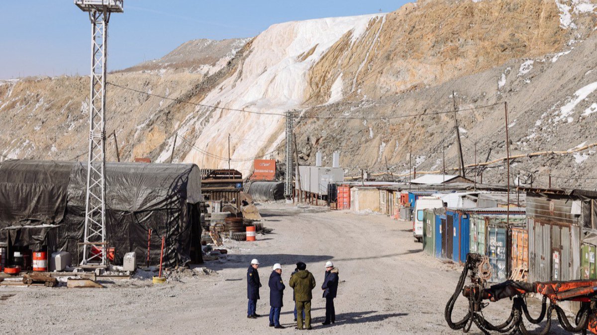 На руднике «Пионер» в Приамурье под завалами остаются 13 шахтеров. Связи с ними нет четвертые сутки