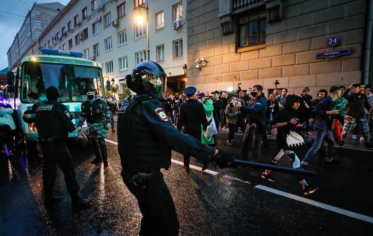 Police officers break up an unauthorised protest against the results of a referendum on amending the Russian Constitution in Moscow’s Pushkin Square, 15 July 2020. Photo: EPA-EFE / YURI KOCHETKOV