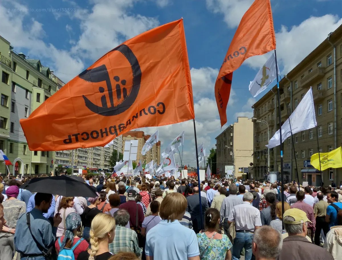 Flags of the Solidarity movement at the For Your Freedom and Ours march also called a March against Executioners. Moscow, 12 June 2013. Photo:  Wikimedia Commons , CC BY-SA 3.0