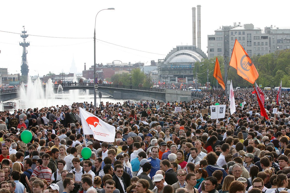 Участники так называемого «марша миллионов» против Владимира Путина накануне его инаугурации в качестве президента в Москве, 6 мая 2012 года. Фото: Юрий Кочетков / EPA