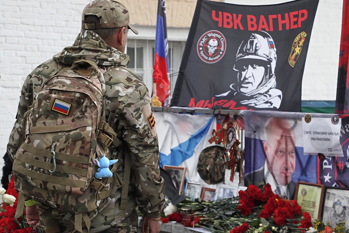 Мужчина в военной форме отдает дань памяти Евгению Пригожину на неформальном мемориале возле Кремля в Москве, Россия, 1 октября 2023 года. Фото: Максим Шипенков / EPA-EFE