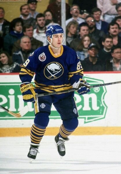 Александр Могильный на хоккейном матче за команду Buffalo Sabres в сезоне 1992-1993. Фото: Fishtr / Wikimedia (CC BY-SA 4.0)