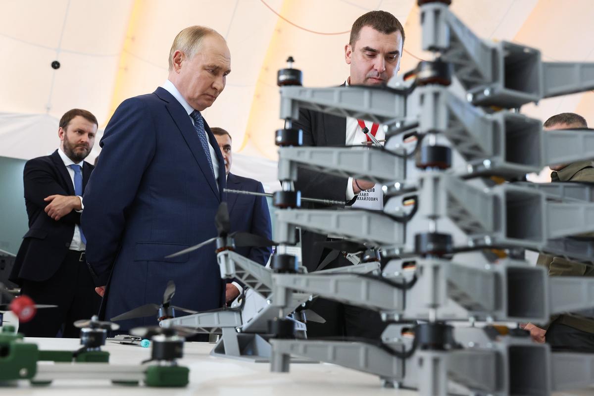 Vladimir Putin visits the Special Technology Centre in St. Petersburg, Russia, 19 September 2024. Photo: EPA-EFE/VALERIY SHARIFULIN/SPUTNIK/KREMLIN POOL