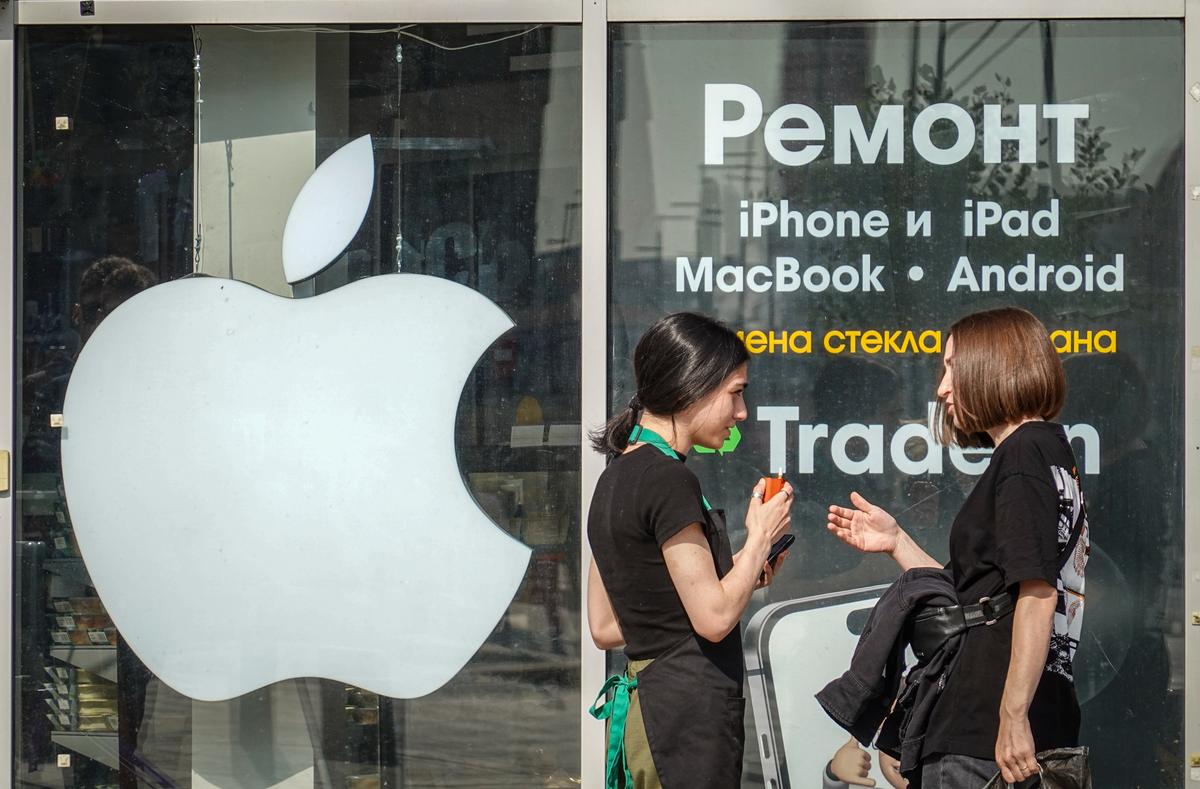 The Apple logo on a Moscow repair shop, 6 September 2023. Photo: EPA-EFE / YURI KOCHETKOV