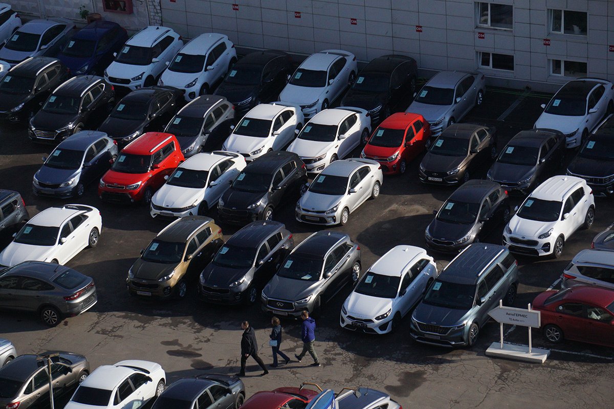 Покупатели рассматривают подержанные автомобили в магазине подержанных автомобилей, 5 июня 2022 года в Москве. Фото: Contributor / Getty Images